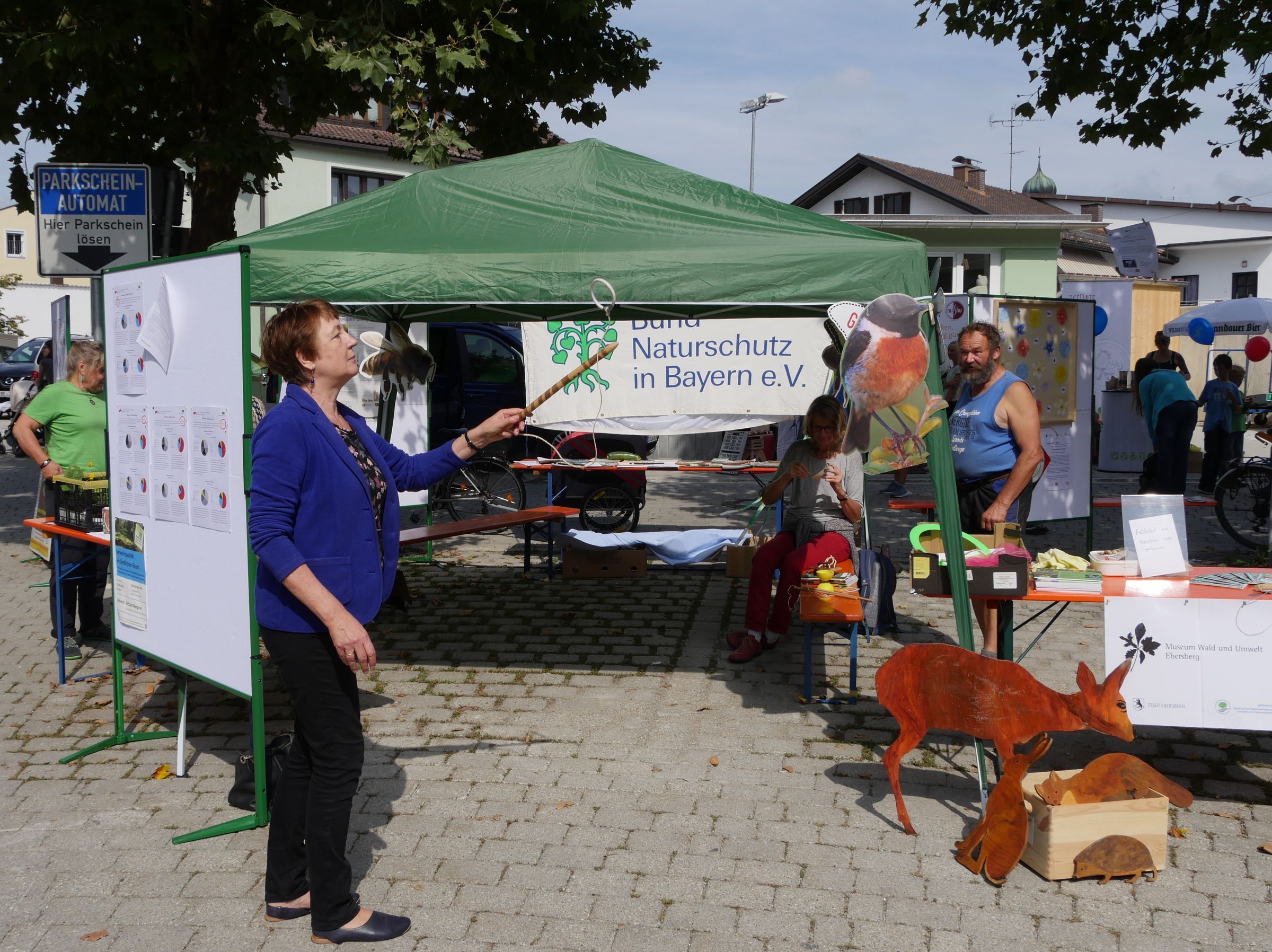 Stellvertretende Landrätin Waltraud Gruber am Infostand des BUND Naturschutz