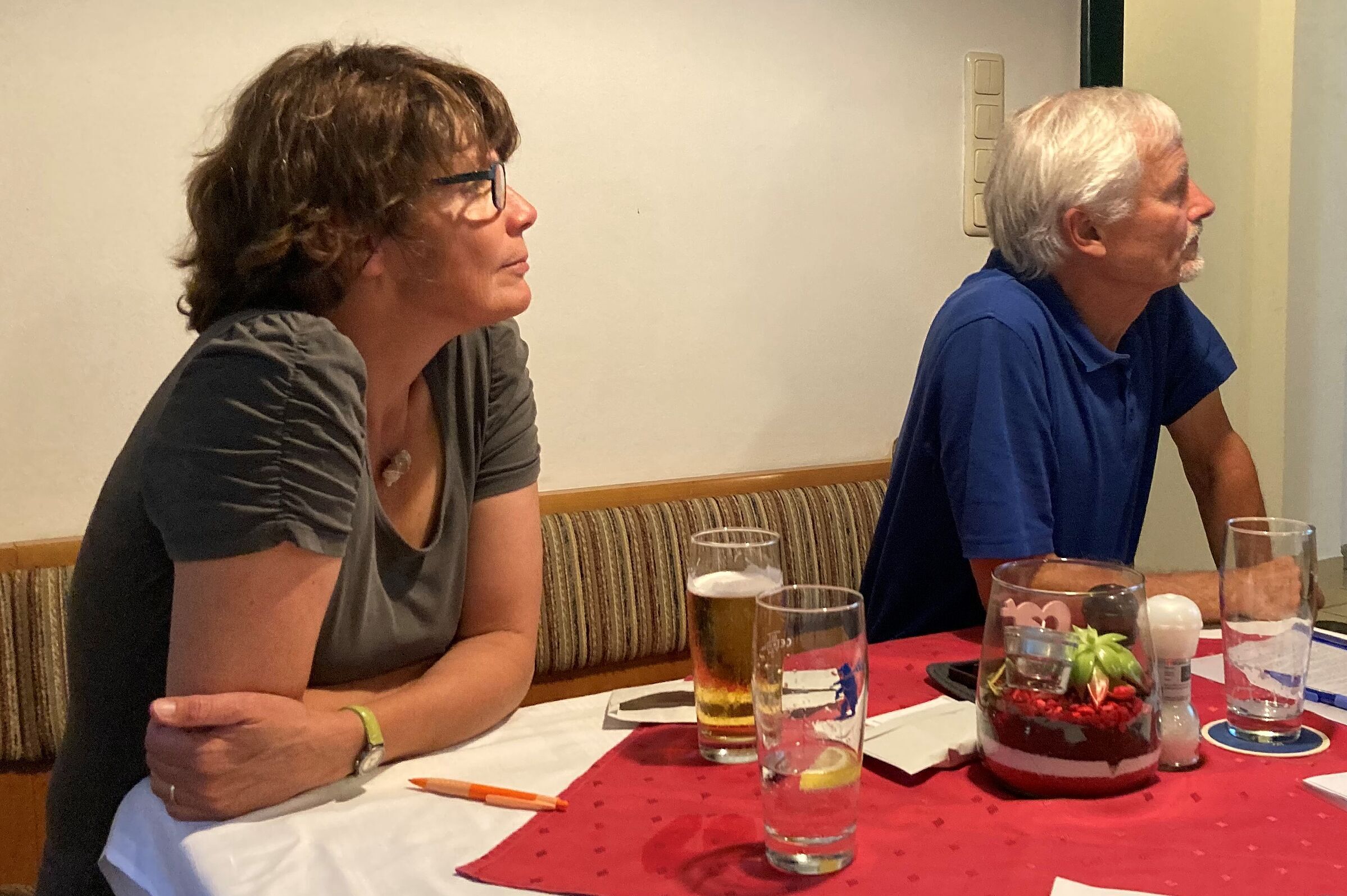 Marion Bauer-Hilt und Klaus Grünebach lauschen dem Vortrag von Björn Walz, Foto: BUND Naturschutz Ebersberg