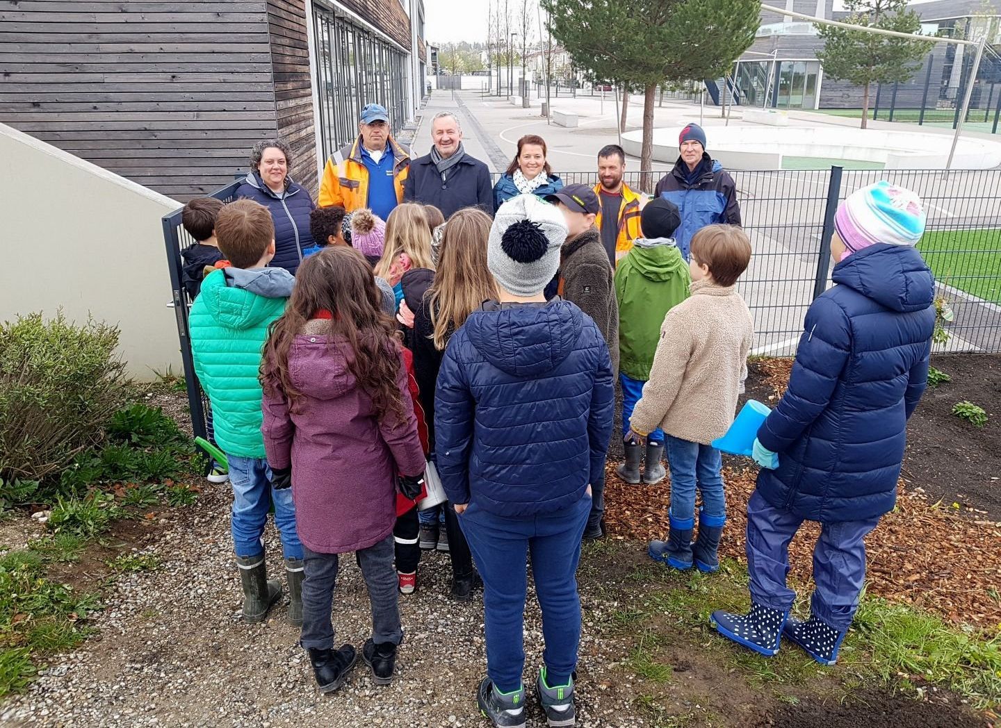 202205_Heckenpflanzaktion Bergfeldschule_Bürgermeister Thomas Stark (Mitte) schaute zum Start der Pflanzaktion persönlich vorbei. Mit dabei Schulleiterin Carina Schaffer (links) und BN-Poing-Vorsitzende Miriam Benthaus (4. von links)_Foto: BUND Naturschutz Poing