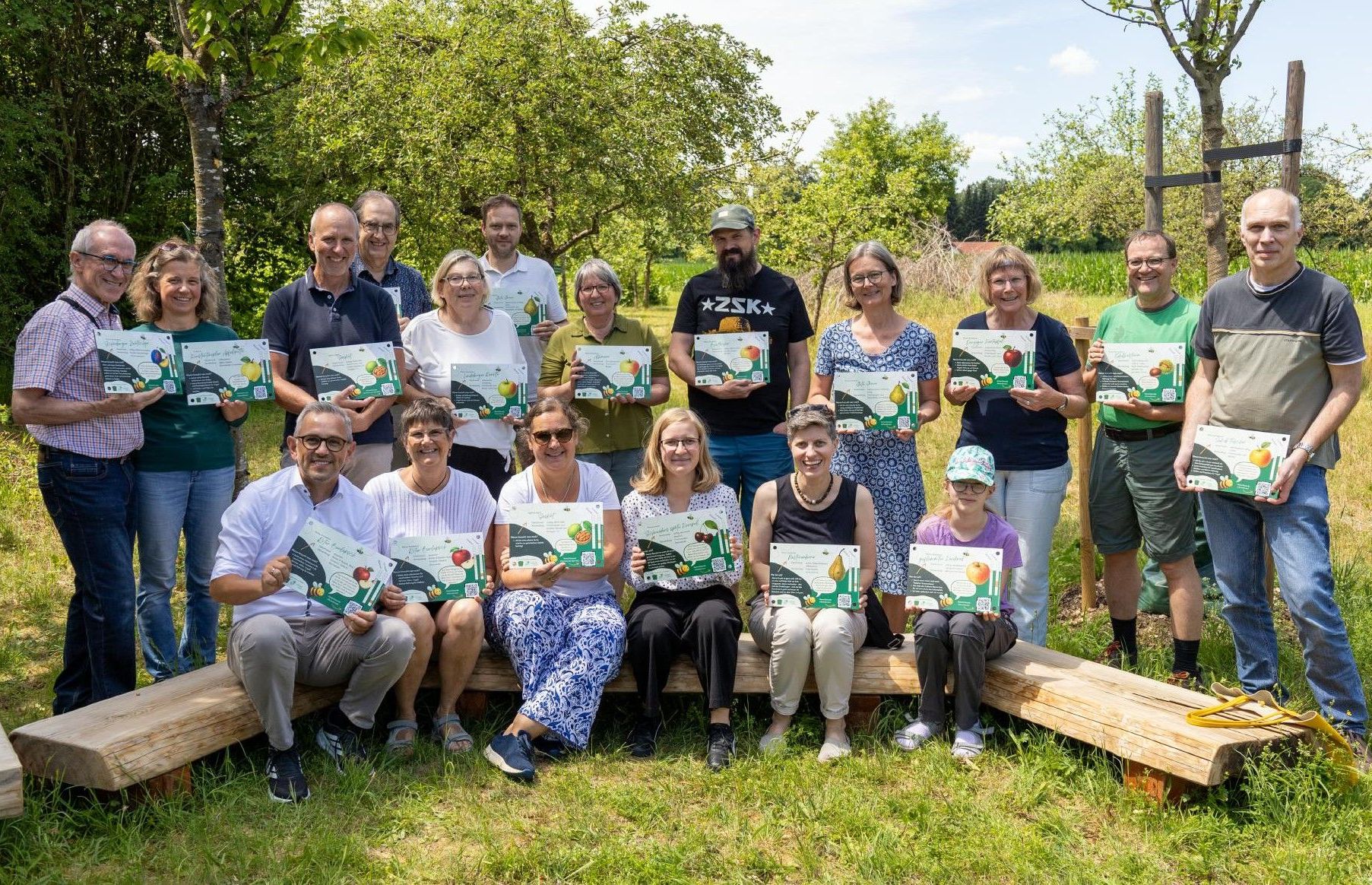 Bei Übergabe und Montage der neuen Infotafeln Anfang Juli: Baumpatinnen und -paten sowie Aktive der BN-Ortsgruppe zusammen mit (vorne von links) Bürgermeister Jan Paeplow (Kirchseeon), der BN-Ortsvorsitzenden Beate Kiss, Lehrerin Sandra Fessler sowie Laura Voppichler. Foto: Markt Kirchseeon