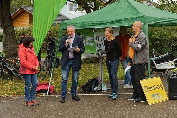 Foto Abschlusskundgebung: Zu sehen sind die beiden Redner Thomas Stark (2. von links), Erster Bürgermeister von Poing und Schirmherr der Demo, und Jürgen Friedrichs (ganz rechts), Vorsitzender des ADFC Kreisverbands Ebersberg, sowie die beiden Vorstandsmitglieder der BUND Naturschutz Ortsgruppe Poing und Organisatorinnen der Aktion, Christina Tarnikas (ganz links) und Christina Landgraf (2. von rechts)