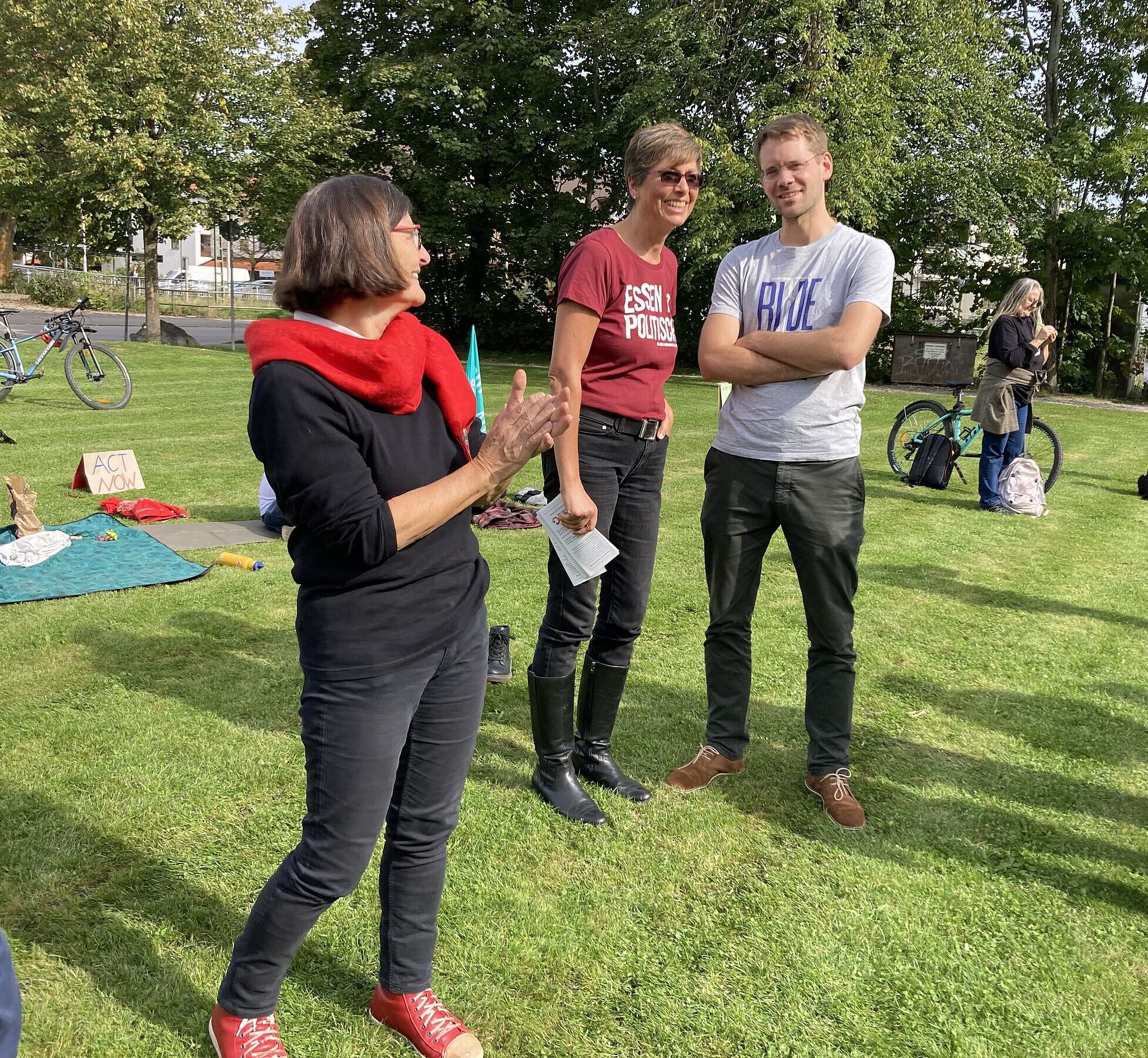 v.li. Ottilie Eberl (GRÜNE Stadträtin in Grafing) Rosi Reindl (BUND_Naturschutz, AK Gentechnik), Thomas von Sarnowski (Parteivorsitzender der bayerischen GRÜNEN)