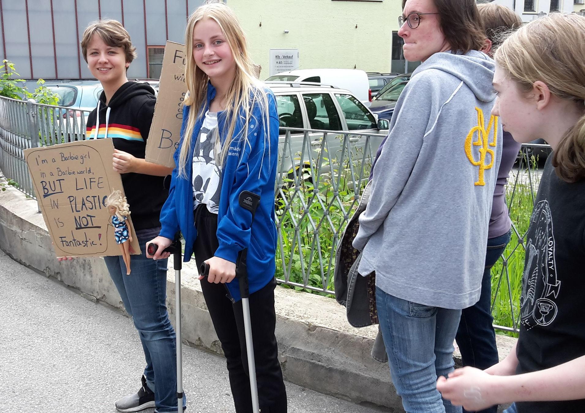 Mit Krücken auf der FFF-Demo Grafing