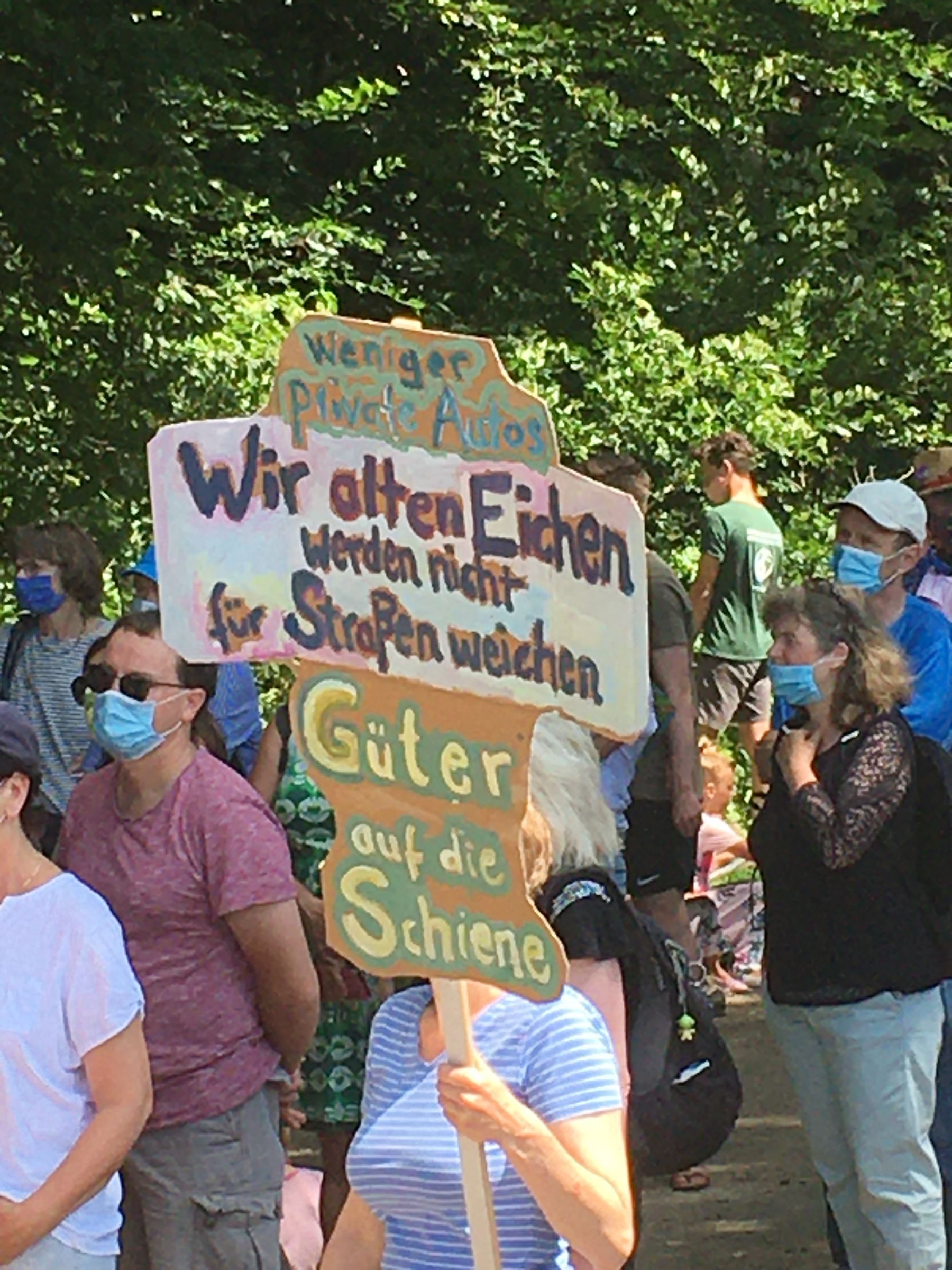 20200627-Demo für den Erhalt der alten Eiche in Grafing - Wir_alten_Eichen_werden_nicht_für_Straßen_weichen - Foto: BUND Naturschutz Ebersberg 20200627-Demo für den Erhalt der alten Eiche in Grafing - Wir_alten_Eichen_werden_nicht_für_Straßen_weichen - Foto: BUND Naturschutz Ebersberg