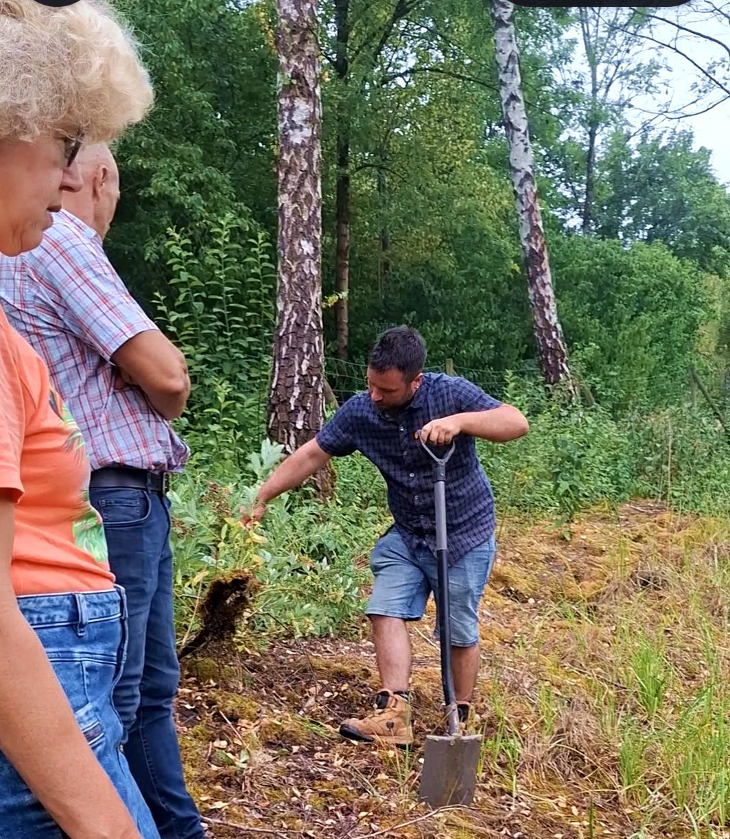 Ein leitender Mitarbeiter des Poinger Baubetriebshofs prüft die Bodenbeschaffenheit. Foto Christina Tarnikas