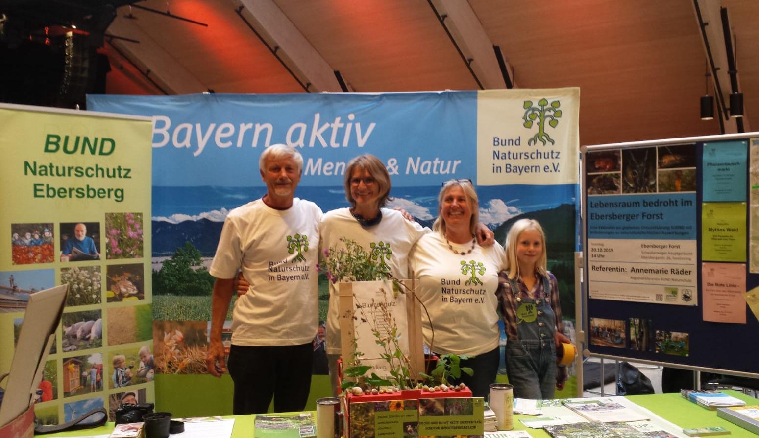 Klaus Grünebach, Astrid Geweke und Regina Wegemann mit Tochter am Infostand des BUND Naturschutz auf der Ehrenamtsmesse 2019