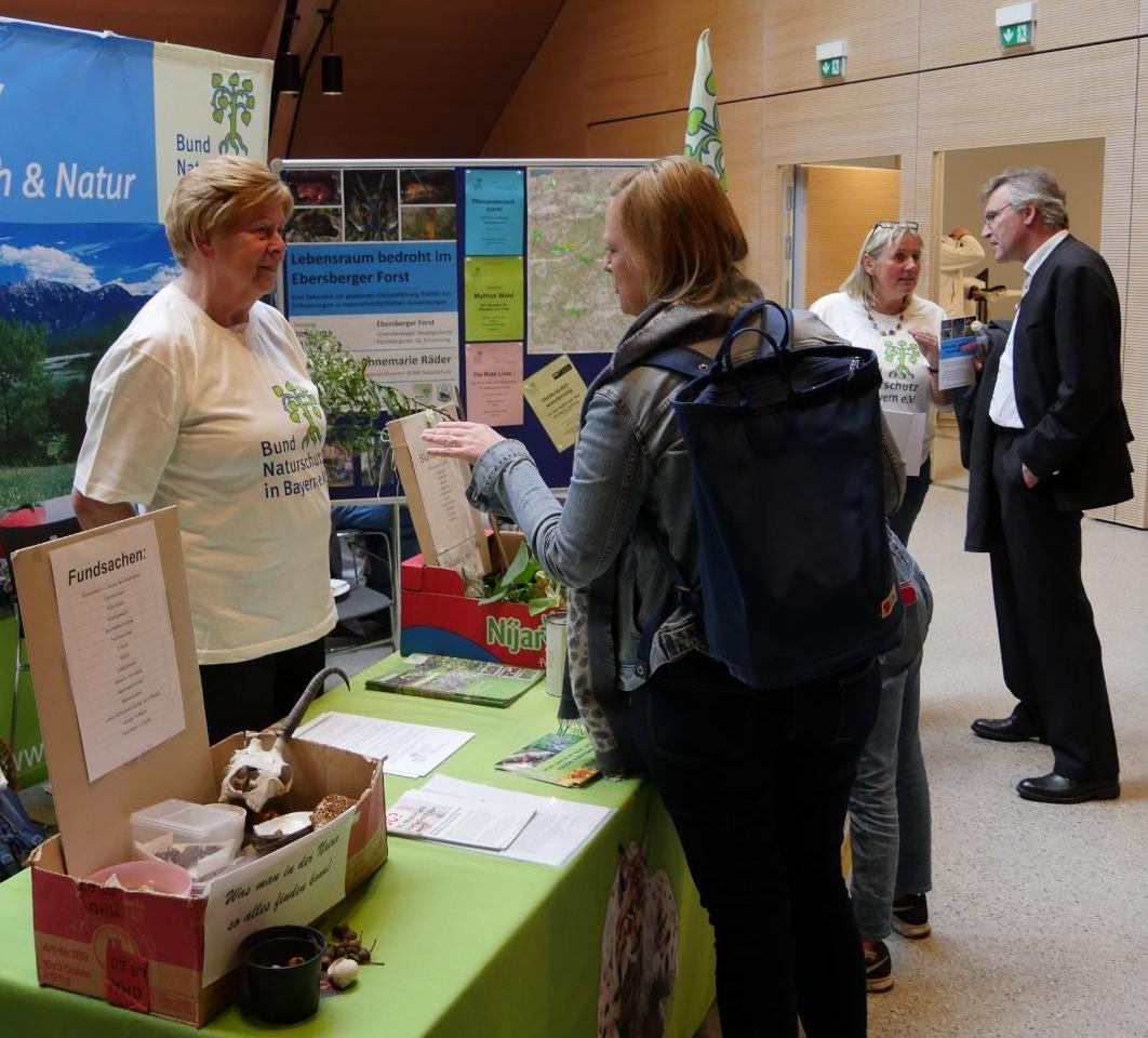 Bärbel Braun vom BUND Naturschutz Ebersberg im Gespräch auf der Ehrenamtsmesse 2019