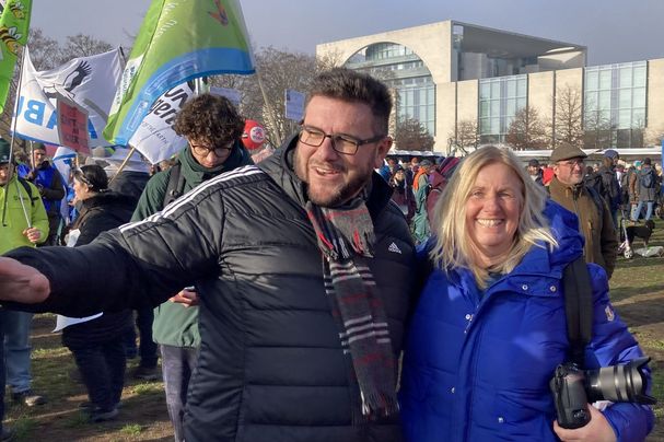 Auf der Landwirtschaftsdemo "Mia ham's satt" in Berlin: Antonio Andrioli (Träger des bayerischen Naturschutzpreises 2020) und Regina Wegemann. 