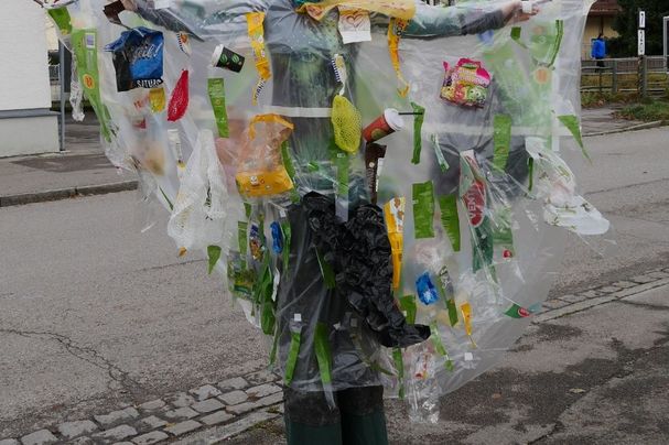 "Plastikfee" (Jule Iberl) bei der FFF-Demo am 29.11.2019 in Grafing