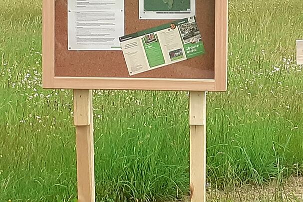 Schaukasten an der Streuonstwiese des BUND Naturschutz in Forstinning