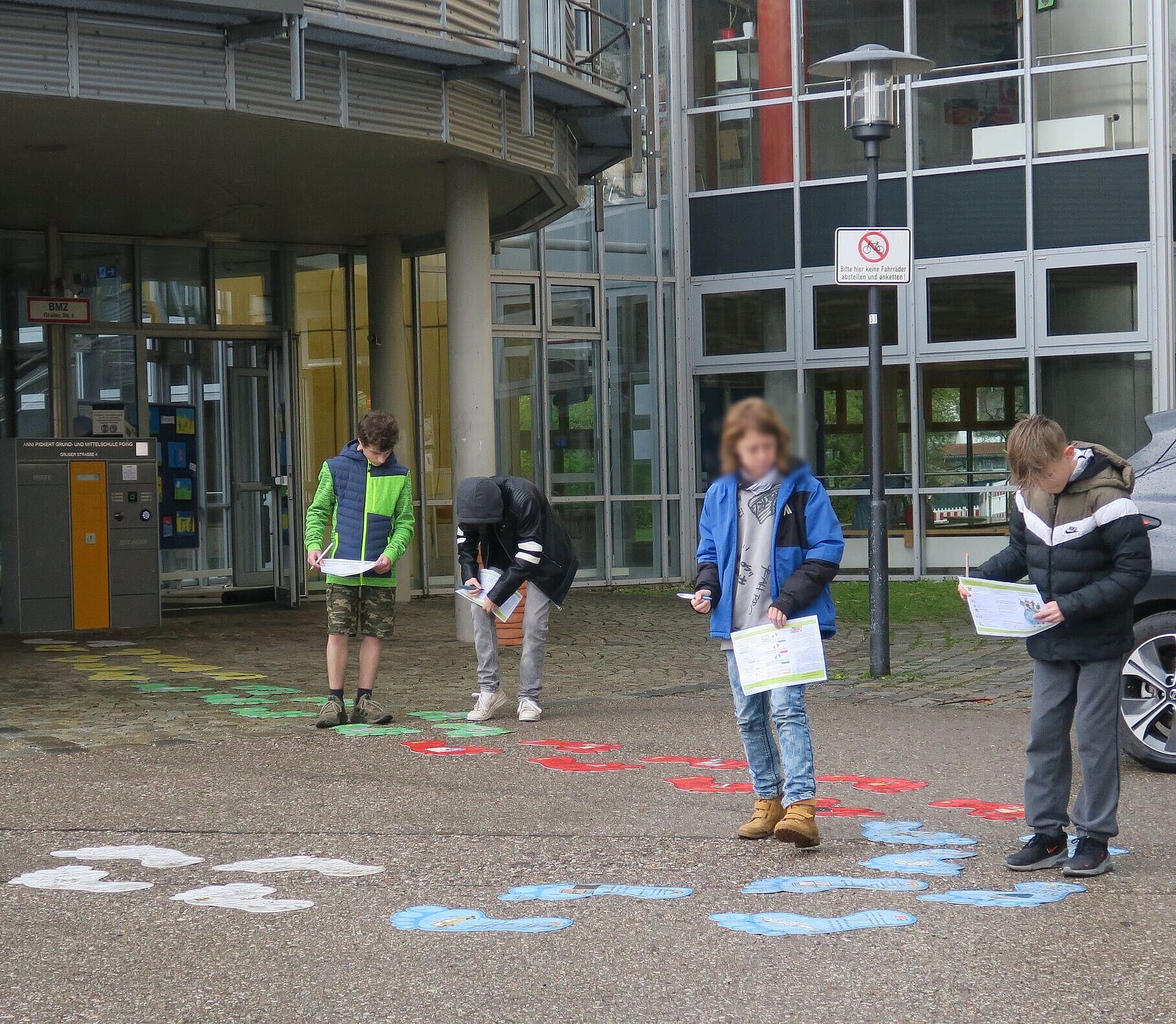 2.5.2023_Energietag Poing: Schüler beim CO2-Fußabdruck