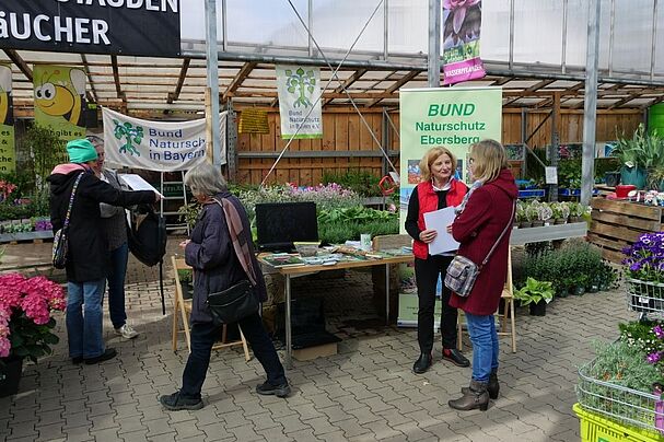 Annelies Schneider - Bund Naturschutz - Infostand Urgibl