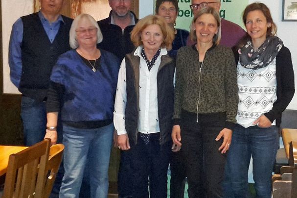 Vorstand der neuen BN-Ortsgruppe Kirchseeon: vorne v. li: Gisela Sonnleitner, Dr Annelies Schneider, Christine Wehling, Inga Weidner, hinten v.li. Lex Jannssen, Alexander Höpler, Beate Kiss, Eberhard Elbs (Foto: Regina Wegemann)