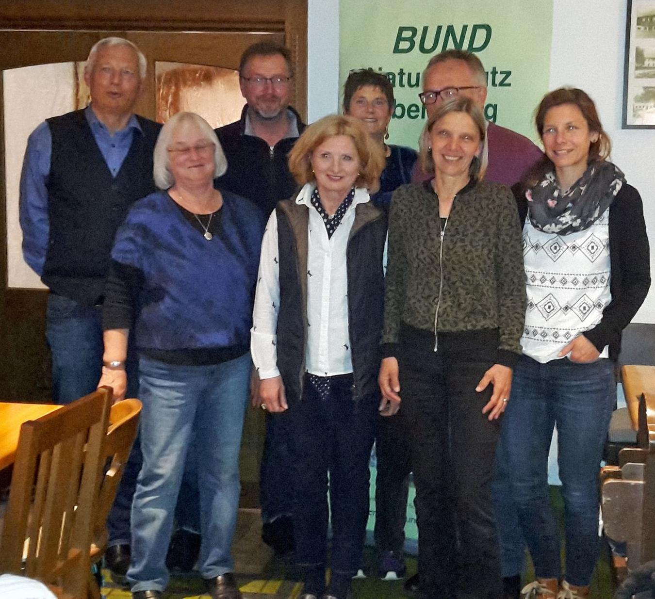 Vorstand der neuen BN-Ortsgruppe Kirchseeon: vorne v. li: Gisela Sonnleitner, Dr Annelies Schneider, Christine Wehling, Inga Weidner, hinten v.li. Lex Jannssen, Alexander Höpler, Beate Kiss, Eberhard Elbs (Foto: Regina Wegemann)