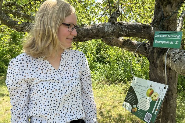 Laura Voppichler entwickelte i.R. einer Projektarbeit zur Lehrveranstaltung „Service-Learning/ Lernen durch Engagement“ an der Ludwig-Maximilians-Universität München Infotafeln für die Bäume auf der Streuobstwiese Neukirchen. Foto: Edmund Gumpert
