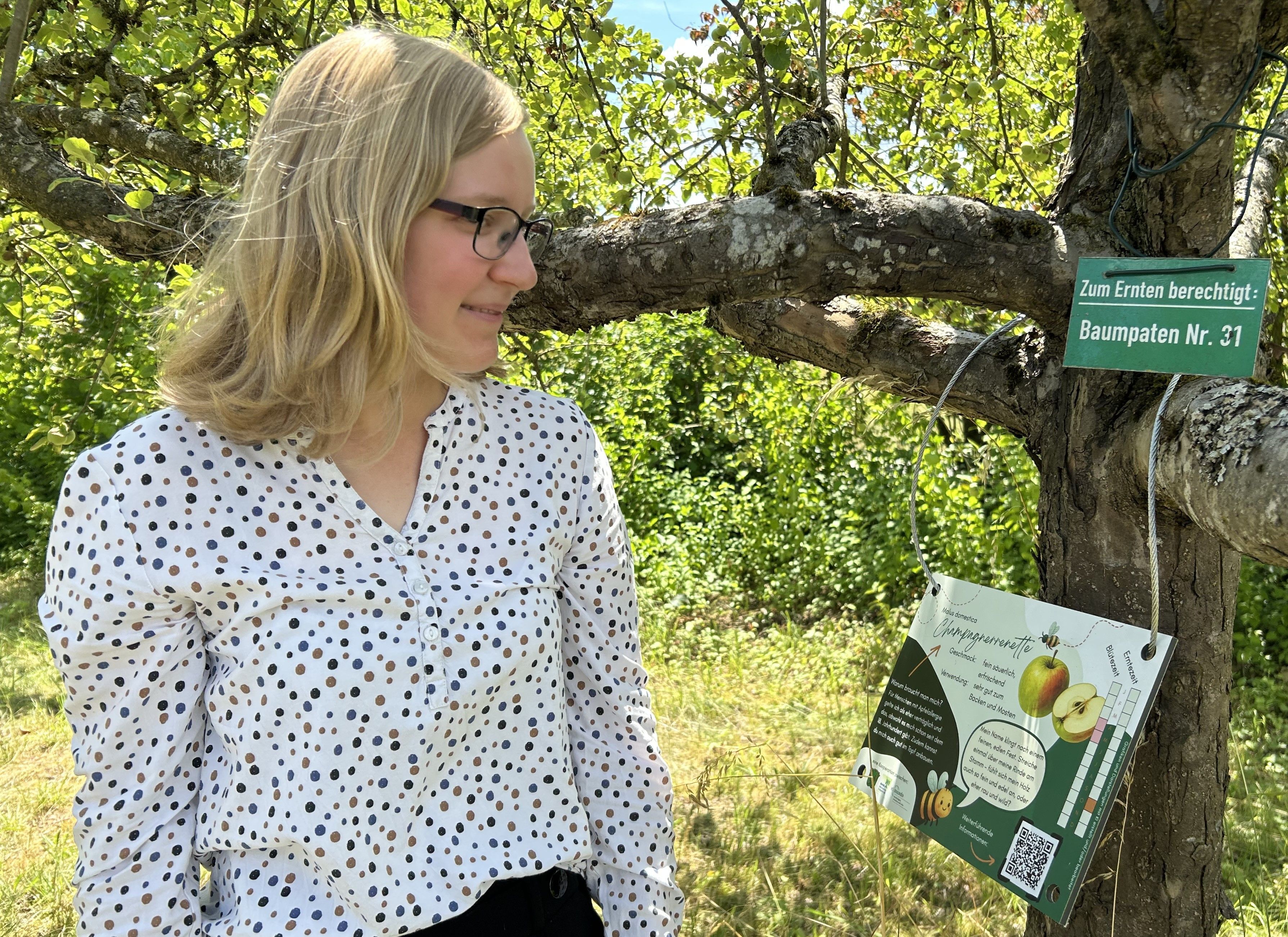Laura Voppichler entwickelte i.R. einer Projektarbeit zur Lehrveranstaltung „Service-Learning/ Lernen durch Engagement“ an der Ludwig-Maximilians-Universität München Infotafeln für die Bäume auf der Streuobstwiese Neukirchen. Foto: Edmund Gumpert