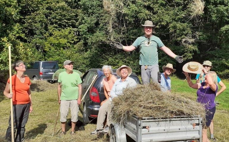Streuobstwiese Forstinning-Heuernte 2020-Helden der Arbeit-BUND Naturschutz Ebersberg