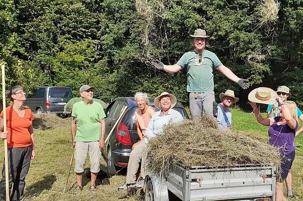 Streuobstwiese Forstinning-Heuernte 2020-Helden der Arbeit-BUND Naturschutz Ebersberg