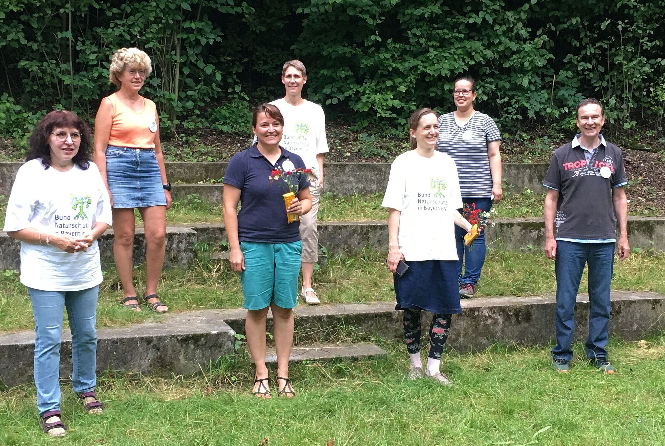 Ortsgruppenvorstand Poing bestehend aus Beisitzerin und Pressesprecherin Christina P. Tarnikas, 1. Vorsitzende Miriam Benthaus, 2. Vorsitzende Charlotte Schmid, Beisitzer Peter Fritsch (vorne v.l.n.r.) sowie Schriftführerin Yvonne Großmann und den beiden Beisitzerinnen Christina Landgraf und Daniela Renner (hinten v.l.n.r.). - Foto: Franz Höcherl