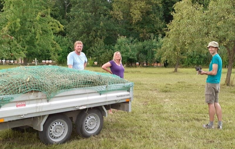 Streuobstwiese Forstinning-Heuernte 2020-Andi, Regina und Martin-BUND Naturschutz Ebersberg