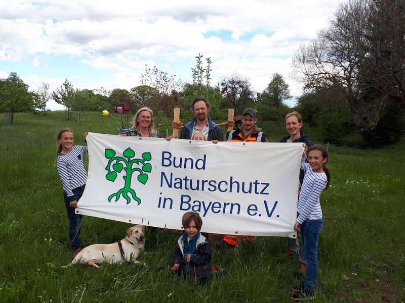 Bund Naturschutz und BuchOtter spenden ein Apfelbäumchen für das ...