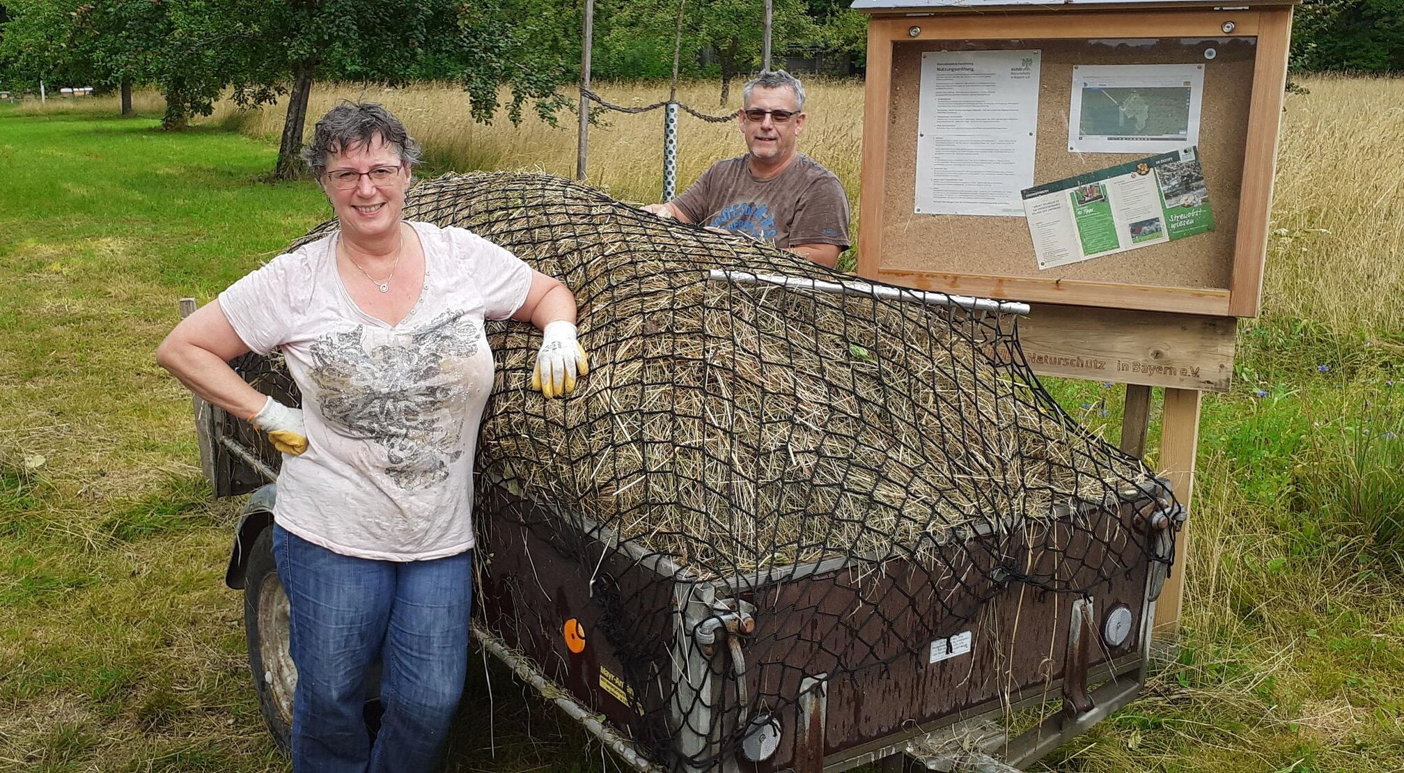 Streuobstwiese Forstinning-Heuernte 2020-Wieder ein Hänger geschafft-BUND Naturschutz Ebersberg