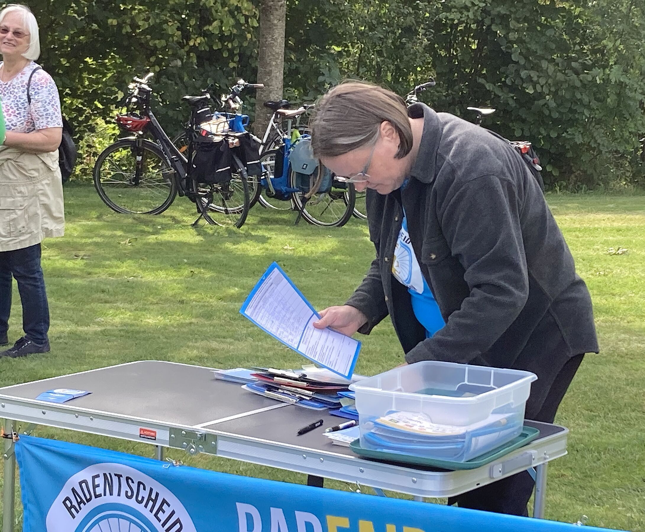 Bettina Friedrichs (ADFC) sammelt Unterschriften für den Radentscheid Bayern Foto: BUND Naturschutz