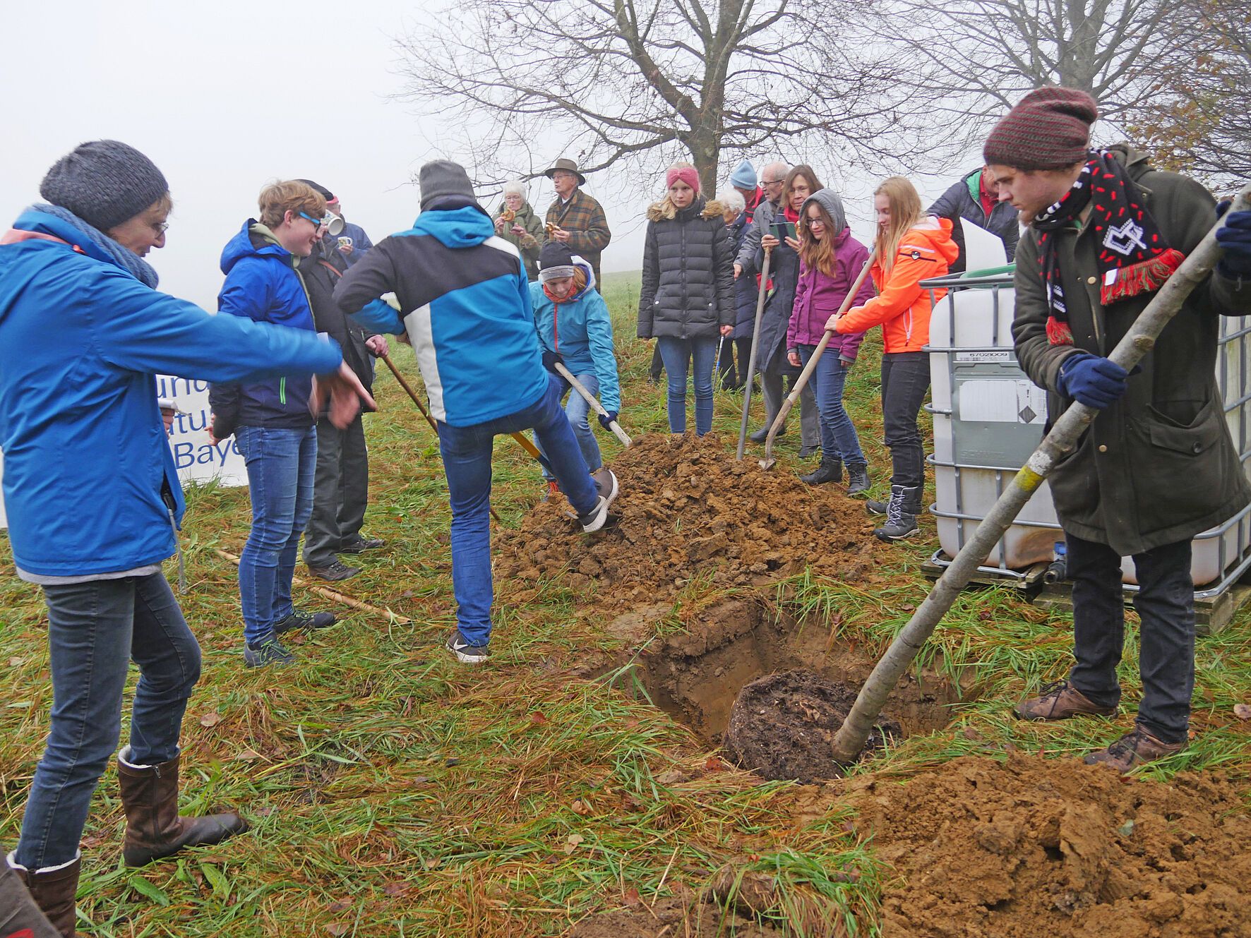 20211112_Pflanzaktion im Lindenhain in Hörmannsdorf_Asrid Geweke und ihre Jugendgruppe - Foto: BN Ebersberg 20211112_Pflanzaktion im Lindenhain in Hörmannsdorf_Asrid Geweke und ihre Jugendgruppe - Foto: BN Ebersberg