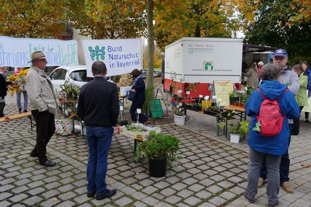 BN-Ortsgruppe Grafing beim Pflanzenmtauschmarkt auf dem Hans-Eham-Platz