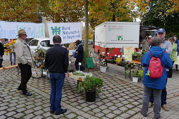 BN-Ortsgruppe Grafing beim Pflanzenmtauschmarkt auf dem Hans-Eham-Platz