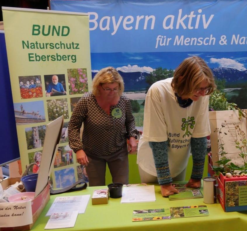 Uli Schweizer und Astrid Geweke am Infostand des BUND Naturschutz auf der Ehrenamtsmesse 2019