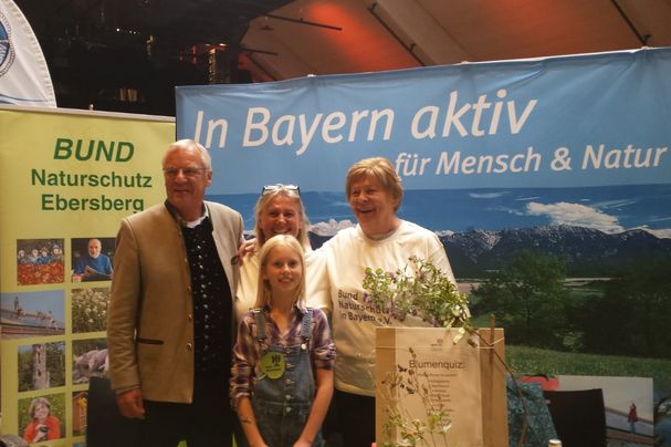 Ebersbergs Bürgermeister Walter Brilmayer besucht den Infostand des BUND Naturschutz Ebersberg