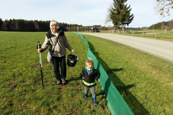 20180404-Gundel Meistring mit Enkelchen am Amphibien-Schutzzaun in Glonn