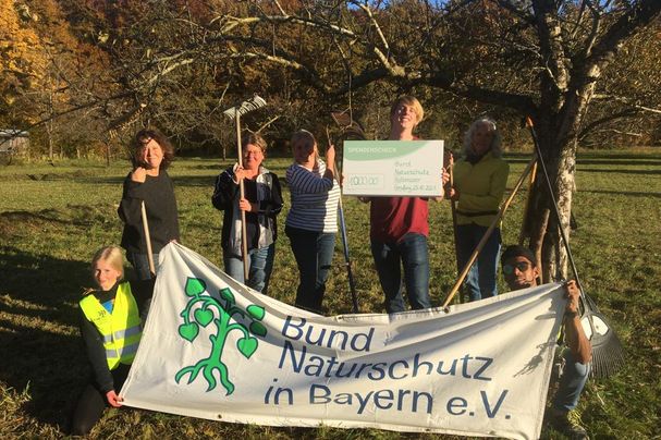 Der BUND Naturschutz freut sich über einen Spendenscheck der Firma Rothmoser aus Grafing 