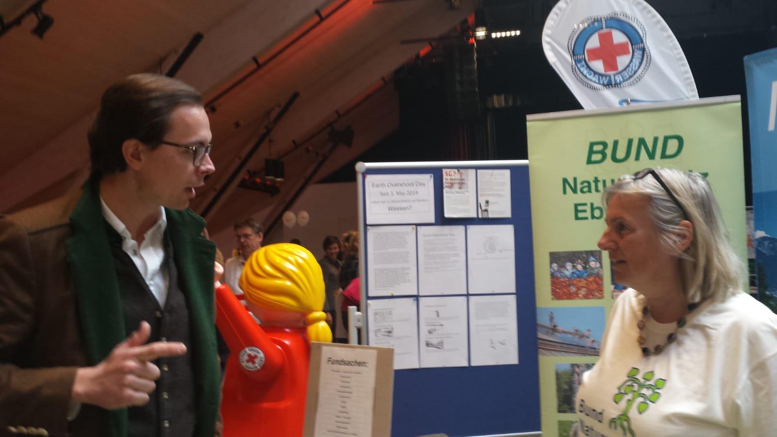 Alexander Gressierer im Gespräch am Infostand des BUND Naturschutz Ebersberg