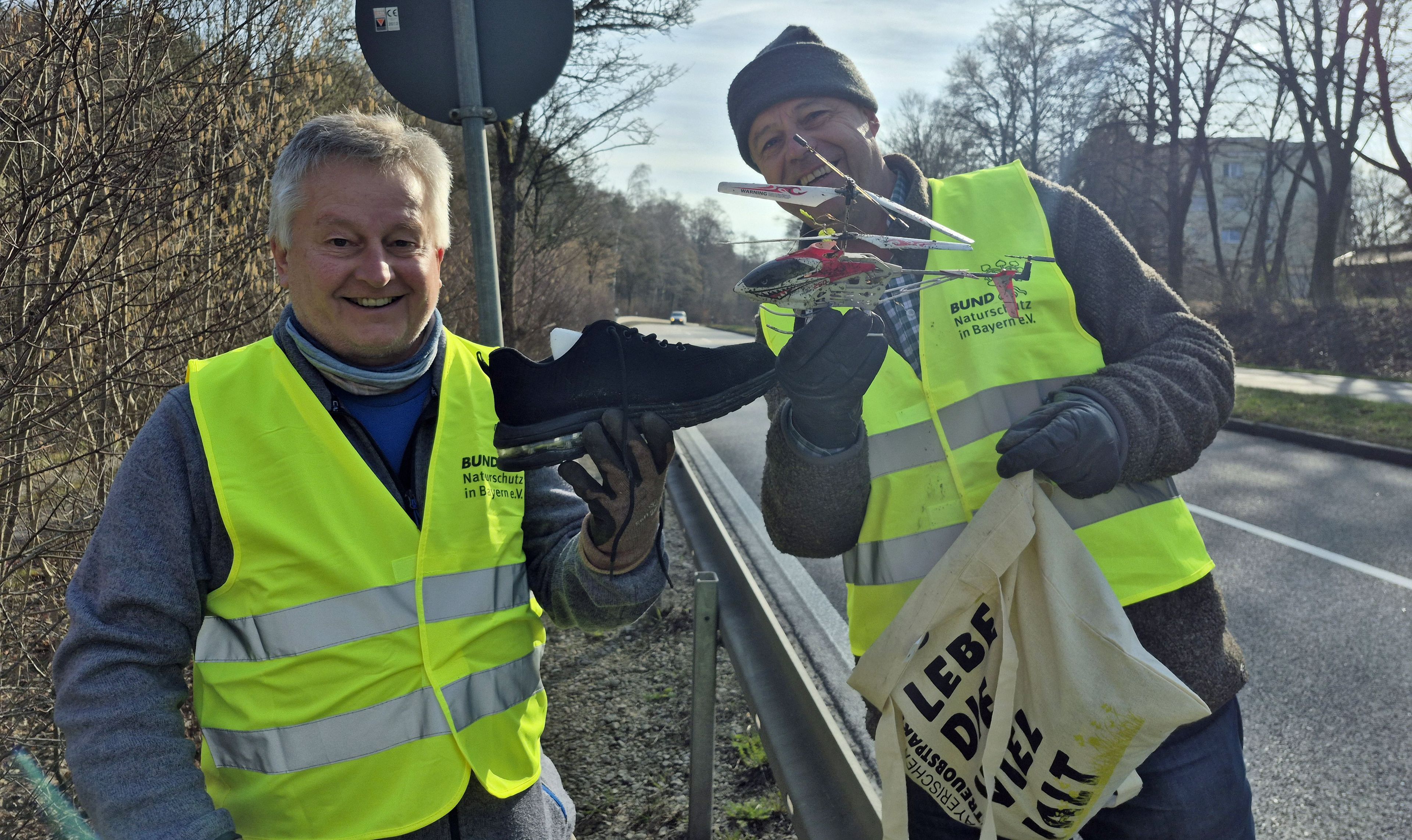 Sepp Biesenberger und Wolfgang Sporer mit ihren Müll-Trophäen - Foto BN