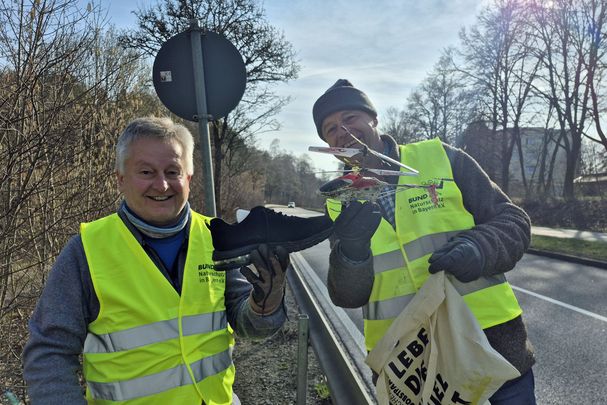 Sepp Biesenberger und Wolfgang Sporer mit ihren Müll-Trophäen - Foto BN