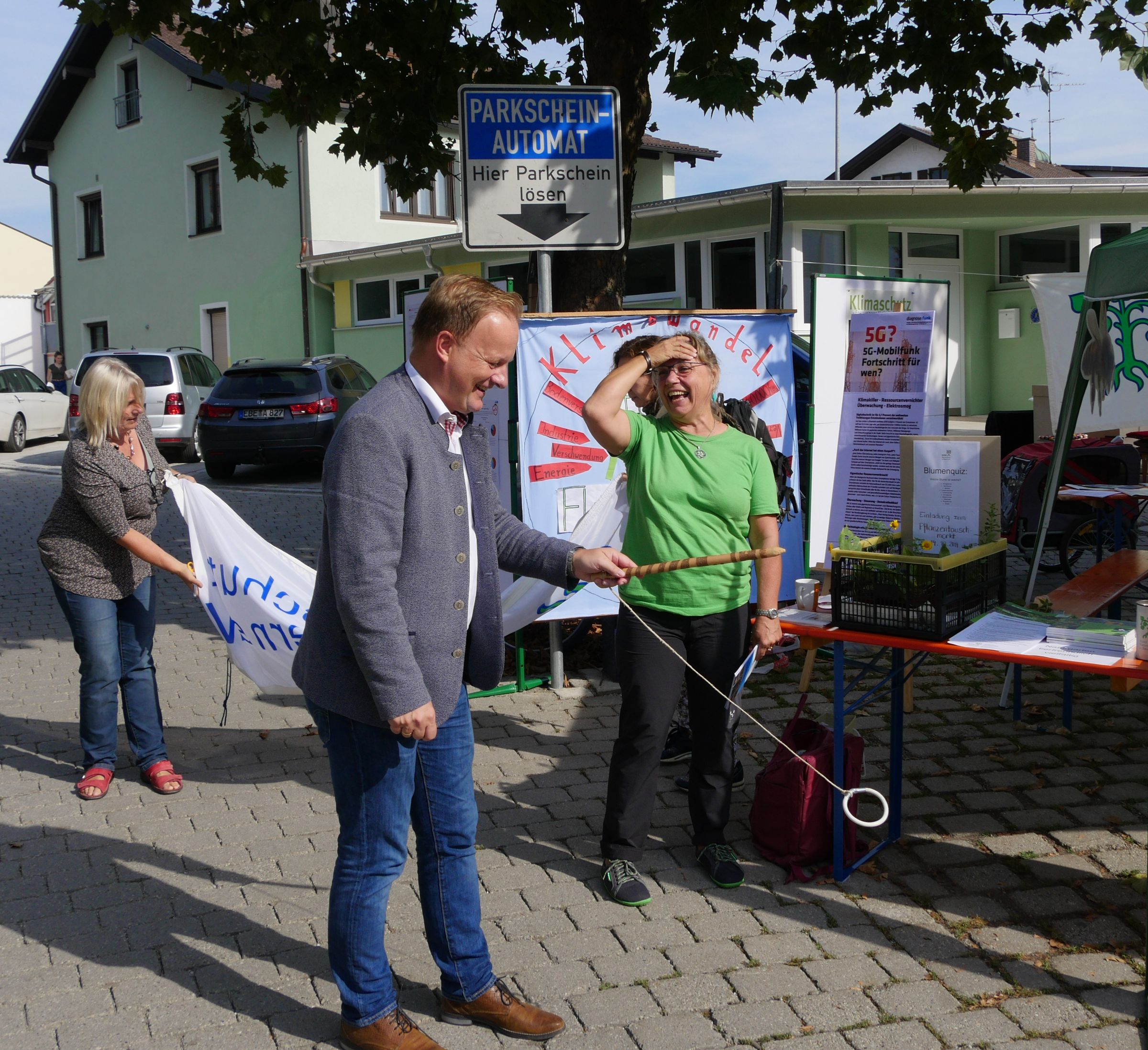 Landrat Robert Niedergesäß am Infostand des BUND Naturschutz