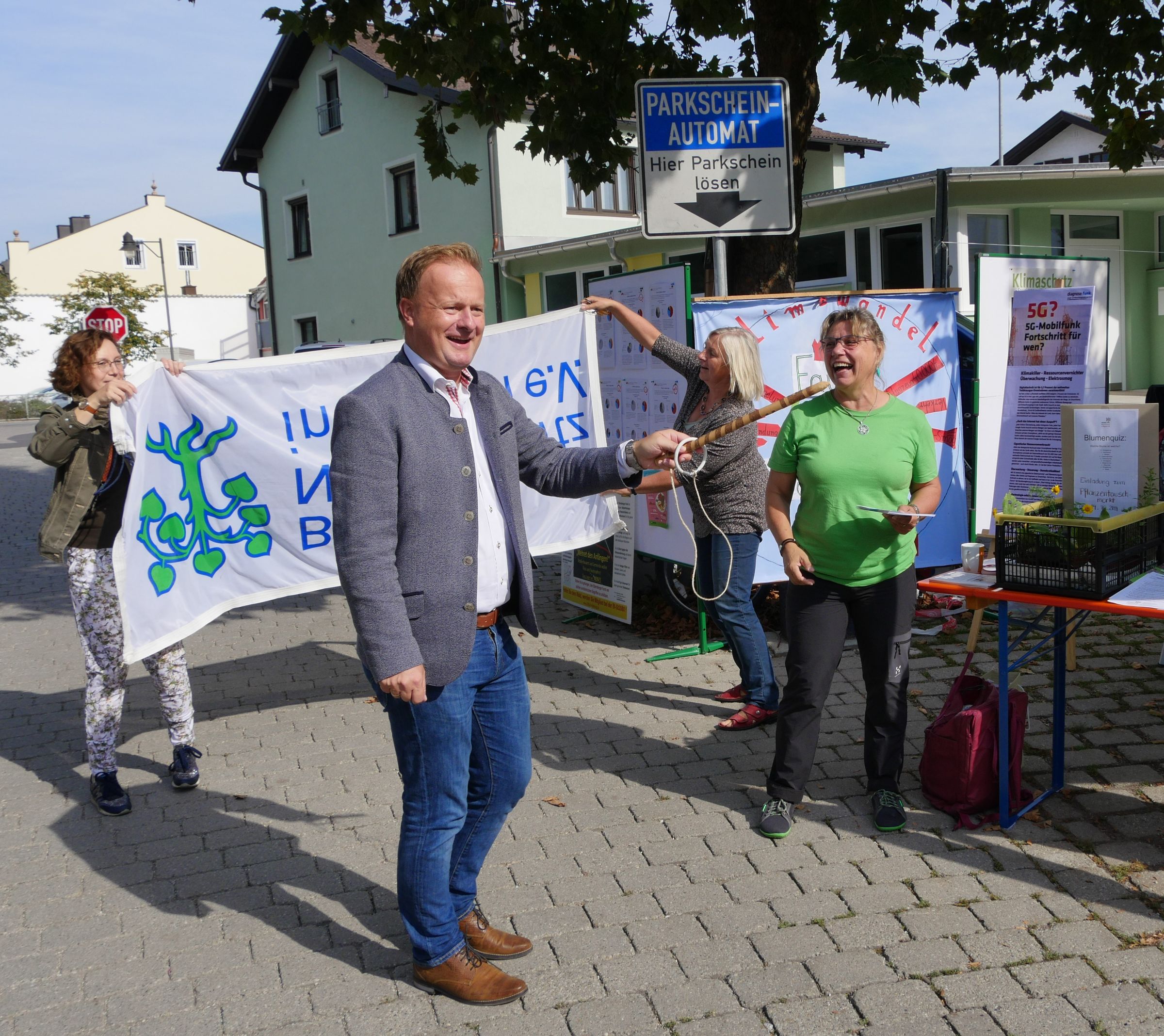 Landrat Robert Niedergesäß am Infostand des BUND Naturschutz