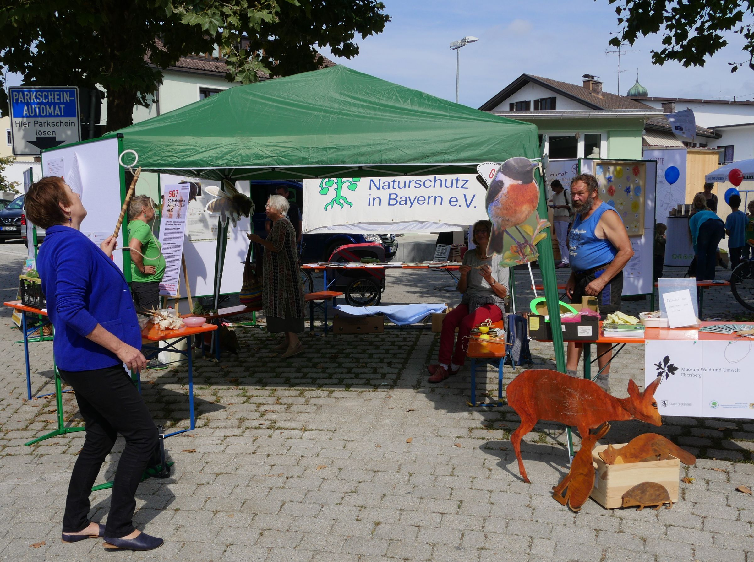 Stellvertretende Landrätin Waltraud Gruber am Infostand des BUND Naturschutz