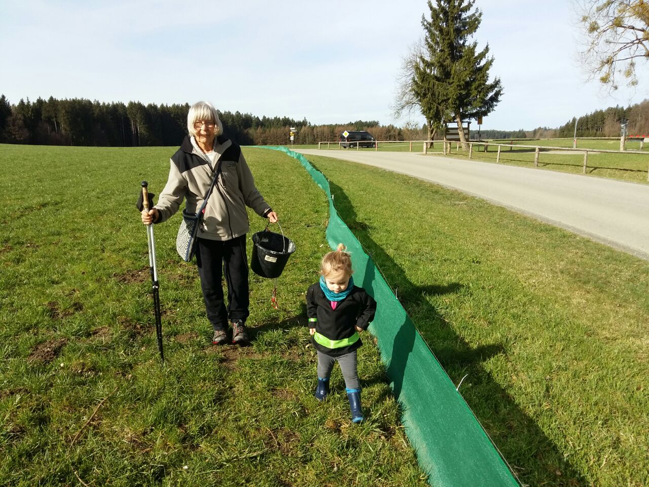 20180404-Gundel Meistring mit Enkelchen am Amphibien-Schutzzaun in Glonn