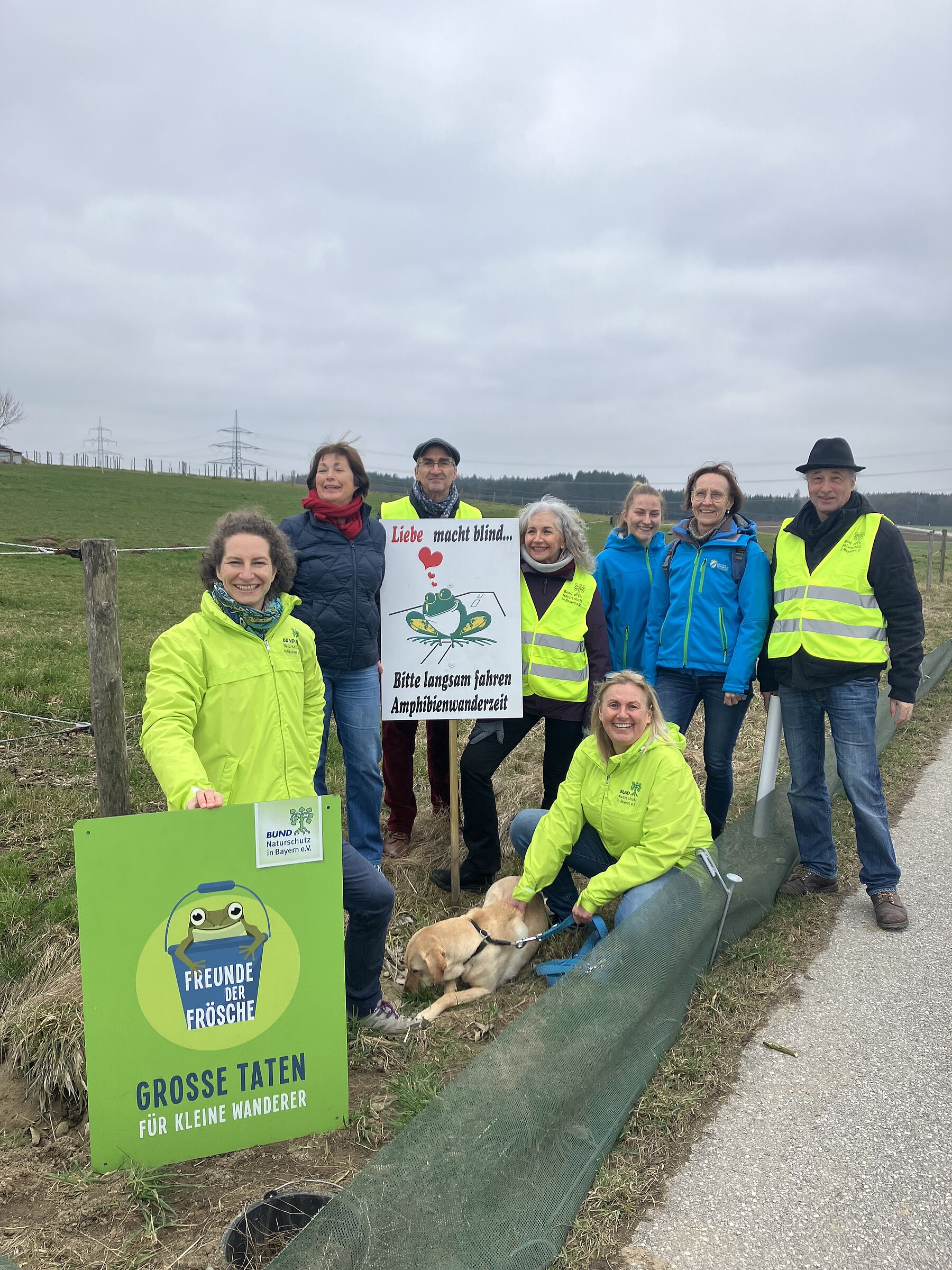 Von links: Julika Schreiber (Regionalreferentin Oberbayern), Maria Wirnitzer (stv. Bürgermeisterin Vaterstetten und Beisitzerin im BN Ortsvorstand), Gregor Häuser (Ortsgruppenvorsitzender von Vaterstetten), Sabine Kaps (BN-Mietglied und Zaunbetreuerin), Anna Heckel (Praktikantin UNB), Dr. Roswitha Holzmann (BN-Mietglied und stv. Leiterin der Unteren Naturschutzbehörde) (vorne links), Uwe Peters (stv. Kreisvorsitzende, Regina Wegemann (Geschäftsführerin der Kreisgeschäftsstelle des BN) am Krötenzaun,.....und Fannie Foto: Anna Steinhart