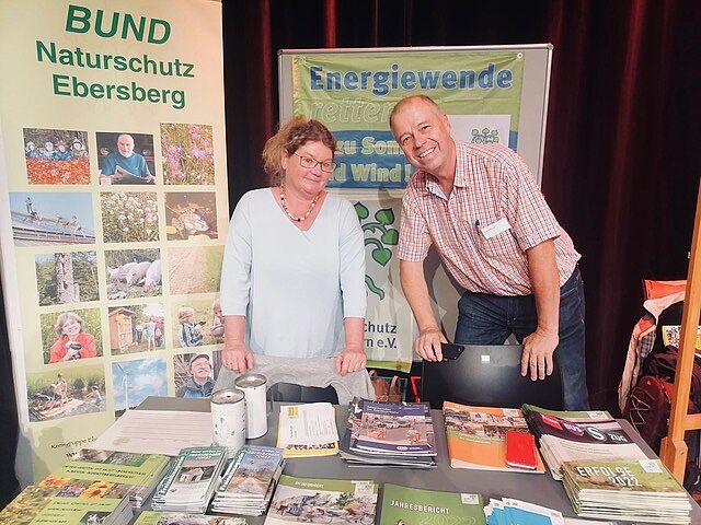 Sepp Biesenberger, 1. Vorsitzender der Kreisgruppe Ebersberg des BUND Naturschutz und Ulrike Schweizer am Stand des BN auf der Ehrenamtsmesse 2023