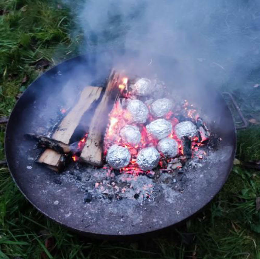 In der Feuerschale bereiten wir gerne kleine Köstlichkeiten zu – hier schmoren duftende Bratäpfel im Glutnest und sorgen für gemütliche Lagerfeuerstimmung. Foto: Sarah Arnold