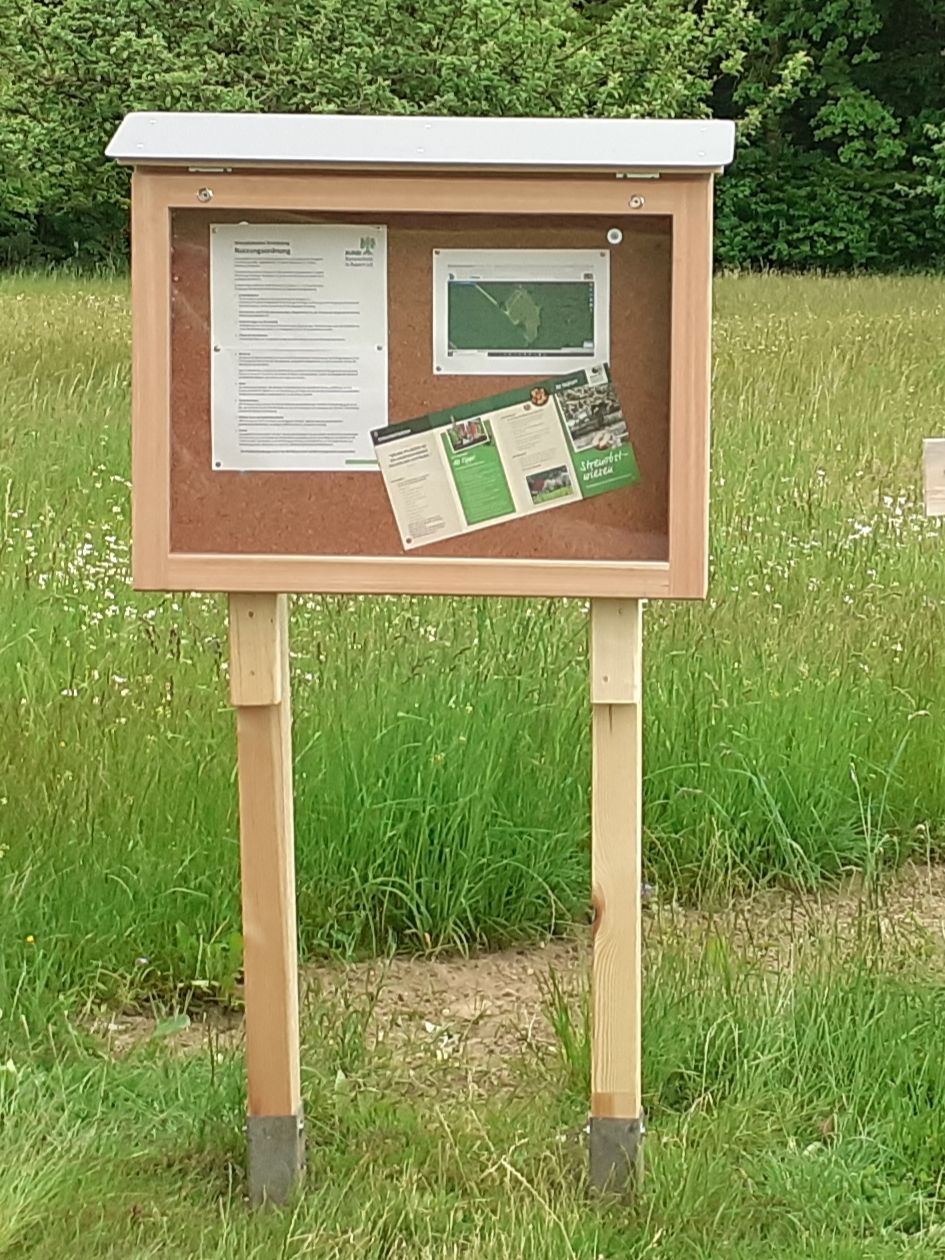Schaukasten an der Streuonstwiese des BUND Naturschutz in Forstinning