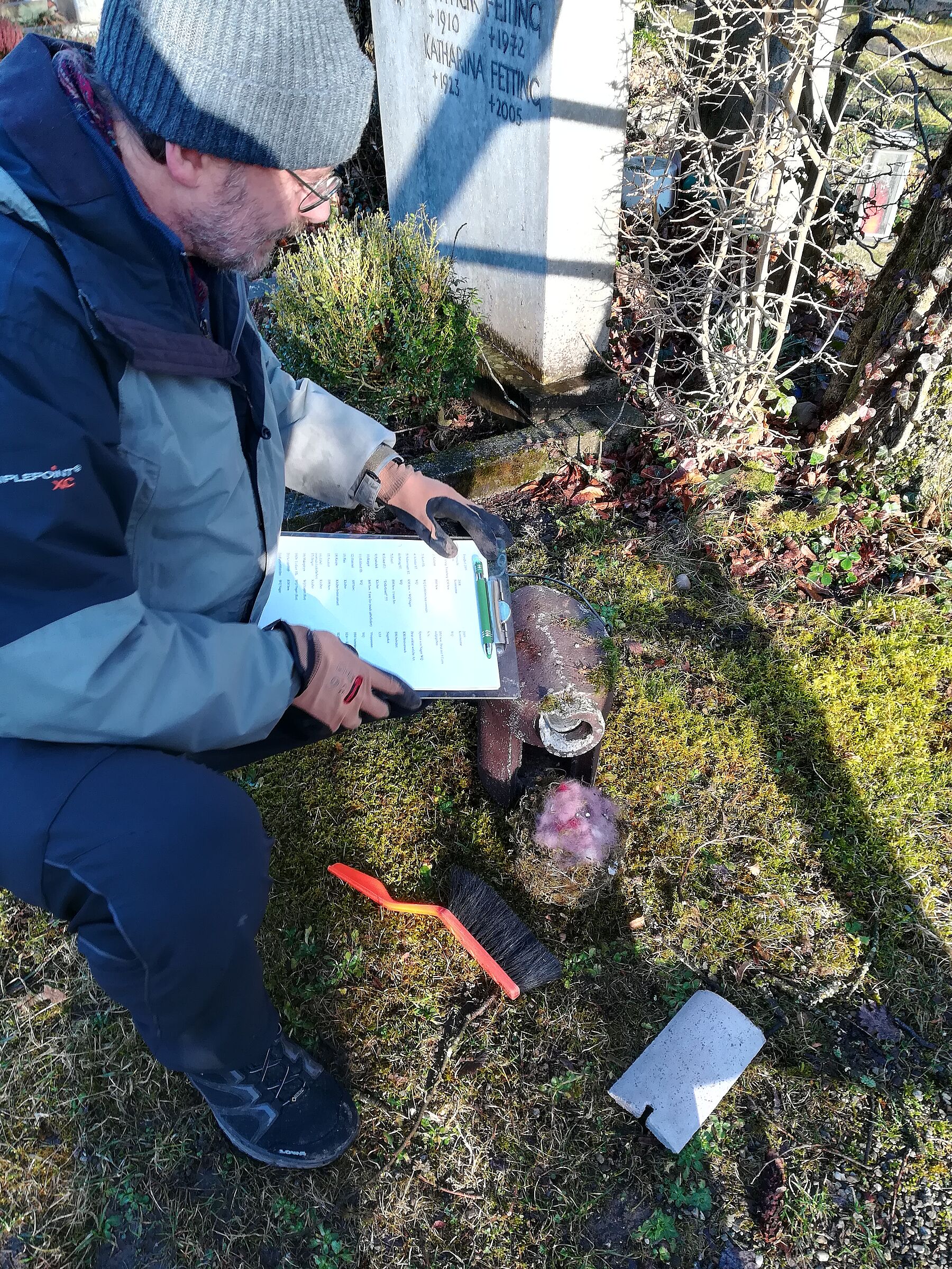 Bernd Hertling und Marion-Bauer Hilt kümmern sich um die Nistkästen im Grafinger Waldfriedhof. Foto: Marion Bauer-Hilt 