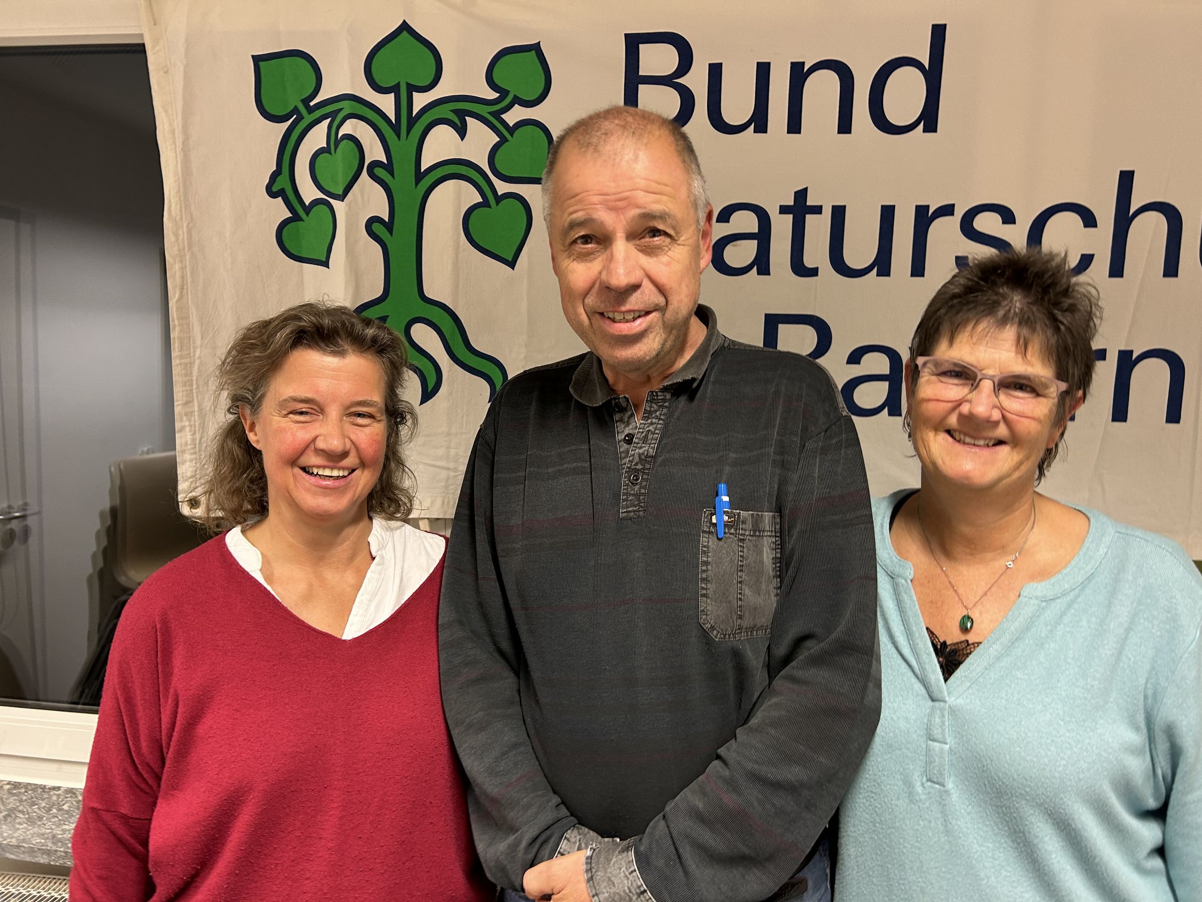 Die beiden Ortsvorsitzenden Cordula Wieland-Ulrich (links) und Beate Kiss mit dem BN-Kreisvorsitzenden Sepp Biesenberger. Foto: Edmund Gumpert