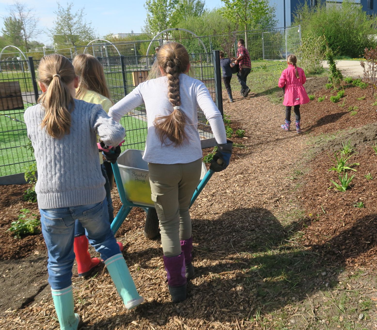 202205_Heckenpflanzaktion Bergfeldschule _Schülerinnen_packen_kräftig_an_Foto Christina P. Tarnikas