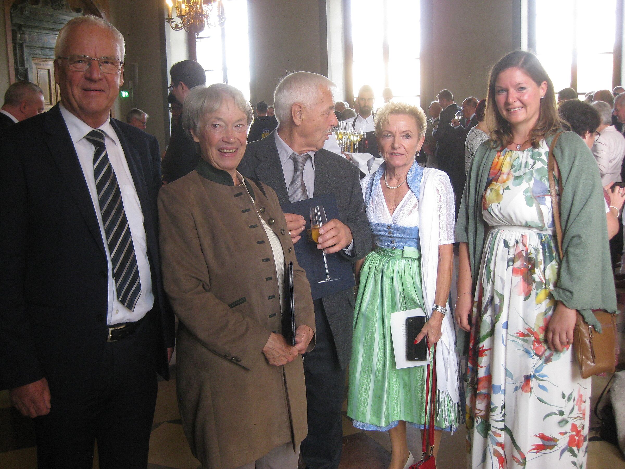 v.li Walter Brilmayer (Stellvertretender Landrat Ebersberg), Jutta Judt (BUND Naturschutz Zorneding), Richard Hörl (Bienenzuchtverein Forstinning), Christa Obermayer (Schatzmeisterin Bienenzuchtverein Forstinning)