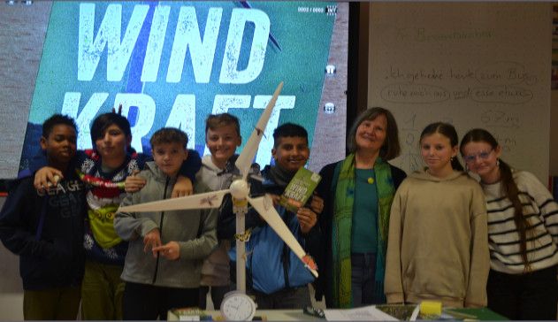 SchülerInnen beim Windkraft-Workshop mit Christine Brombacher